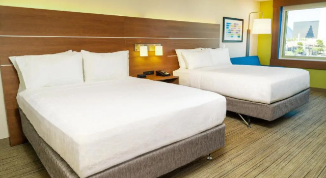 Четырёхместный номер Standard Holiday Inn Express & Suites Las Vegas - E Tropicana by IHG