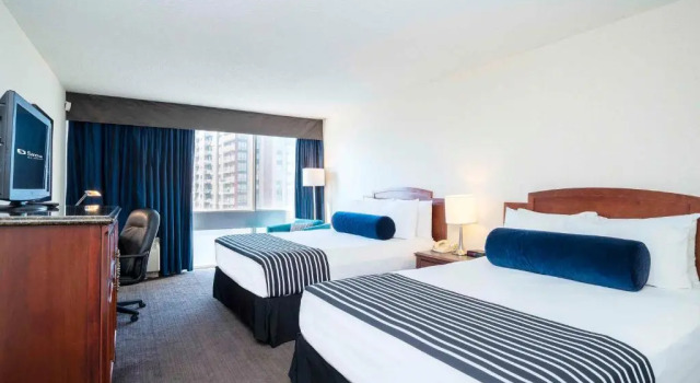Четырёхместный номер Standard с красивым видом из окна Sandman Hotel Montreal - Longueuil