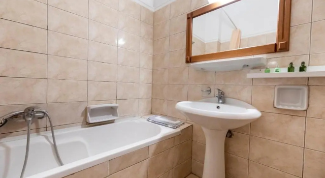 Четырёхместный номер Standard Famissi Eden Hotel