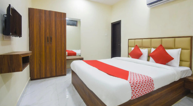 OYO 28789 Hotel Adarsh