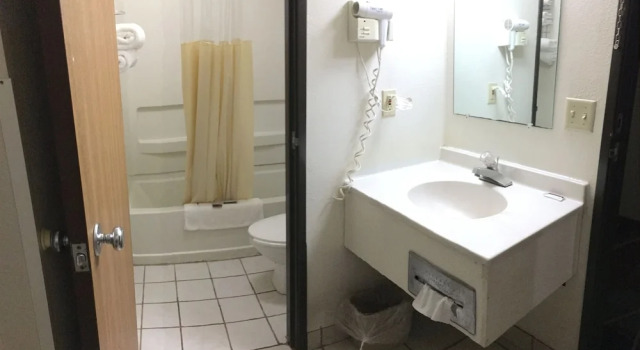 Четырёхместный номер Standard Anderson Chesterfield Travel Inn