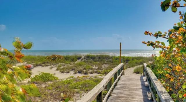 Walk to Beach: Dog-friendly Gem in Cocoa Beach!, Varaa Huoneisto Hotellit Space Coast pysäköinnillä, Pysäköinti