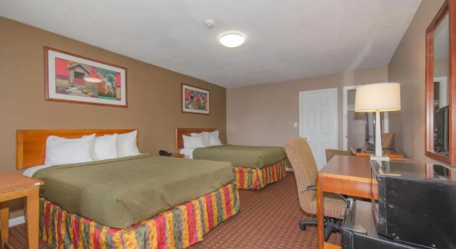 Четырёхместный номер Standard Plaza Inn