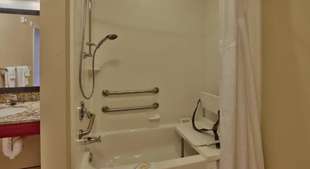 Четырёхместный номер Deluxe Holiday Inn Roswell by IHG