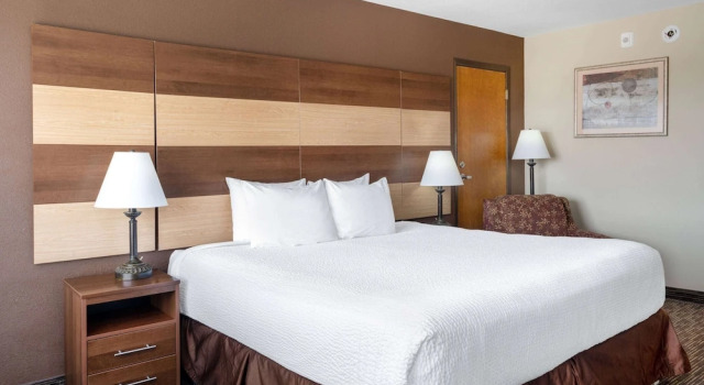 Люкс c 1 комнатой AmericInn by Wyndham Cedar Rapids North