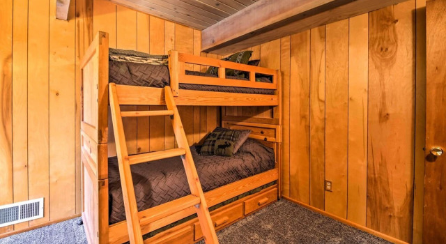 Коттедж 5 Mi to Big Bear Mtn Resort: Cozy Cabin w/ Deck