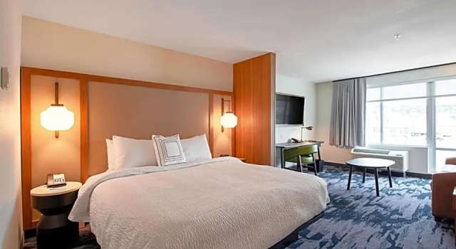 Двухместный люкс с красивым видом из окна Fairfield Inn & Suites By Marriott Duluth Waterfront