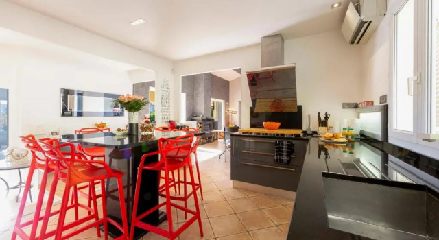 Family house with swimming pool parking space and pétanque court!