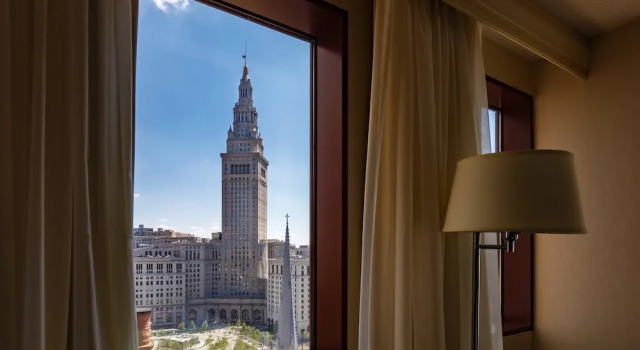 Четырёхместный клубный номер Standard с видом на озеро Cleveland Marriott Downtown at Key Tower