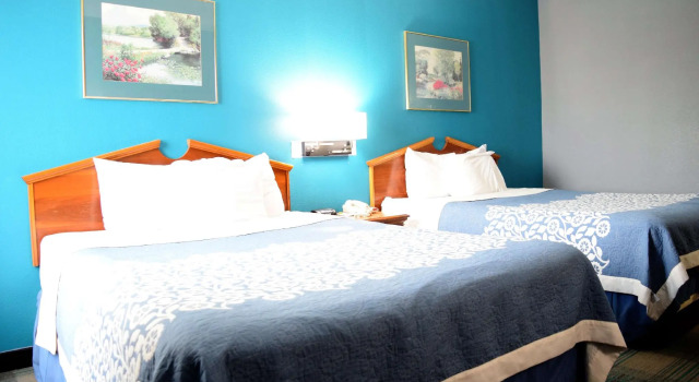 Четырёхместный номер Standard Days Inn by Wyndham Montgomery