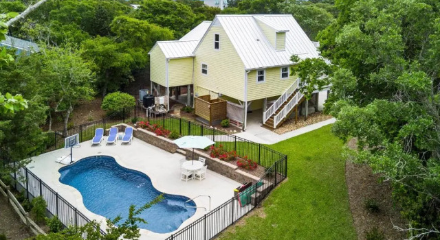 The Emerald Owl House - Peaceful Emerald Isle Beach House w/ Luxurious Heated Pool!, Забронировать Отель Эмералд-Айл Северная Каролина, рядом с Emerald Isle Adventures