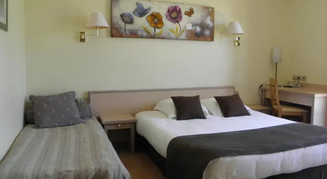 Трёхместный номер Standard Hôtel et Restaurant Logis Le Mas de Mon Père