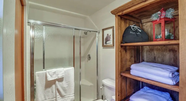 Коттедж 2 Mi to Show Low Lake: Scenic Cabin w/ Balcony