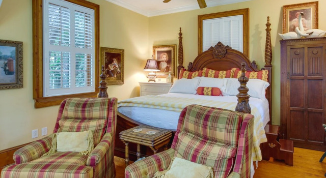 Romantic Cottage in Washington Historic District