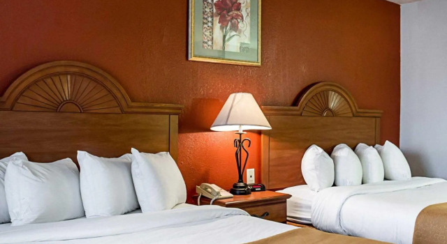 Четырёхместный номер Standard Quality Inn Aberdeen
