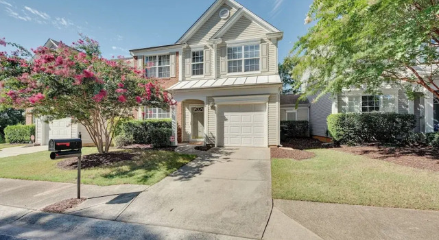 Апартаменты Charlotte Townhome w/ Deck: 18 Mi to Downtown!