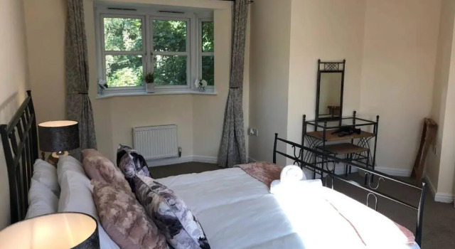 Silver Stag, High-end, Modern 3 double bedroom with parking