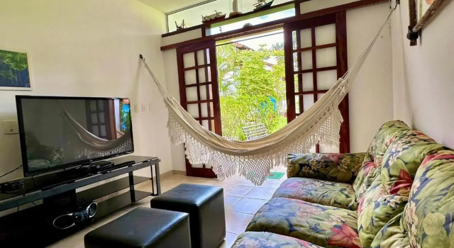 Casa ideal em condomínio fechado a 200m da Praia Maranduba, área de lazer completa