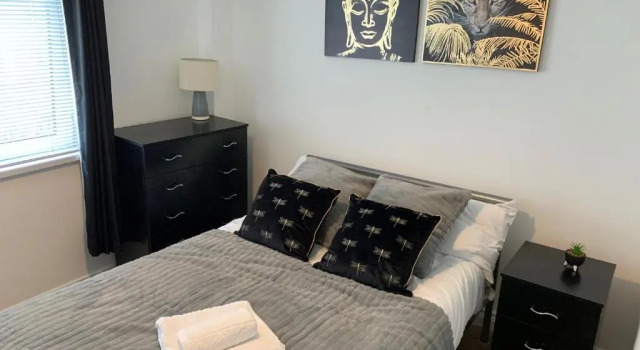 5 bedrooms, 2 Reception Rooms, 2 Shower Rooms, Sleeps up to 7, Parking, Free WiFi & Netflix, Large Garden, Reservar Hotel Corby Northamptonshire County