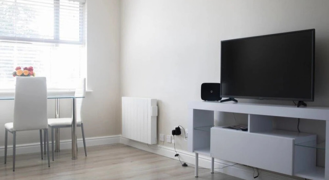 Bright 1 Bedroom Home in West London W/parking!, Забронировать Отель Лондон Большой Лондон, рядом с Лондонский университет Рохамптон