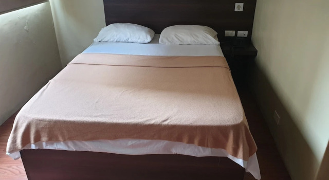 Номер Deluxe OYO 1011 First Hotel