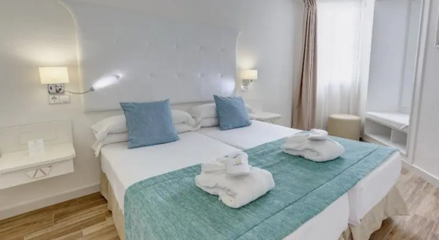 Люкс Superior с балконом FERGUS Style Cala Blanca Suites