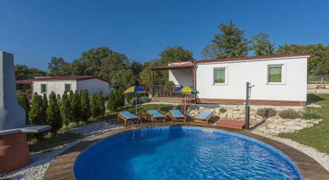 Holiday house with private pool for 6-8 persons in the holiday park Jelovci, Book Villa 3-stjernede hoteller i Kringa, 3*