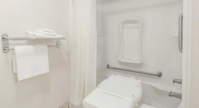Двухместный номер Accessible Super 8 by Wyndham Edmonton/West