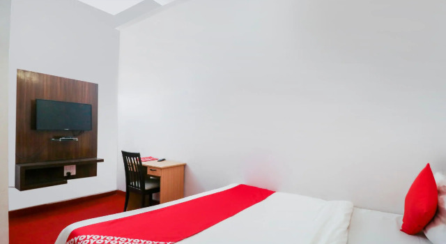 OYO Flagship 71036 Hotel Monarch Paradise, Забронировать Отель Нойда штат Уттар-Прадеш