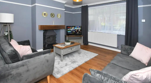 Orion House - sleeps 6, driveway, garden, Book Hotel Crewe 
