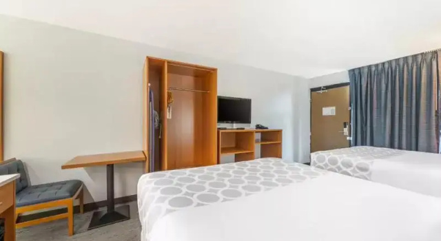 Четырёхместный номер Standard Suburban Studios Branson On The Strip