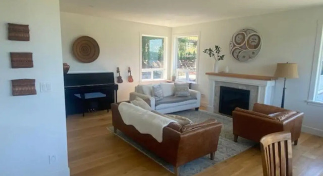 John and Jacqueline Big 4 Bd, 4 Ba home, Steps to Ocean with EV Charger