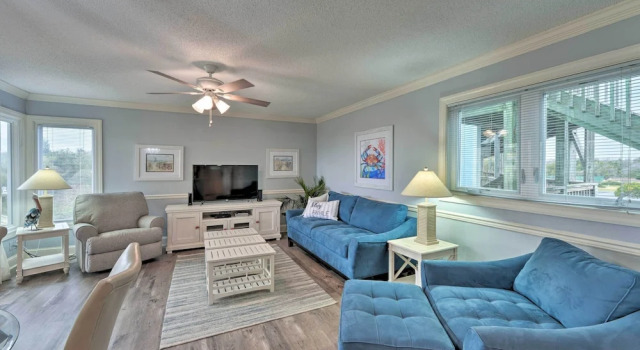 Апартаменты Bright Emerald Isle Condo w/ Private Beach Access!