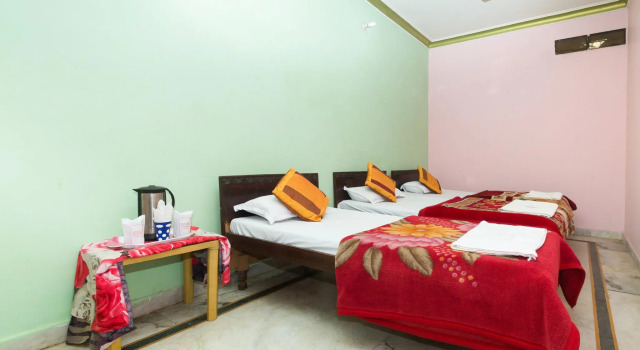Кровать в общем номере Hotel Moon Light Palace