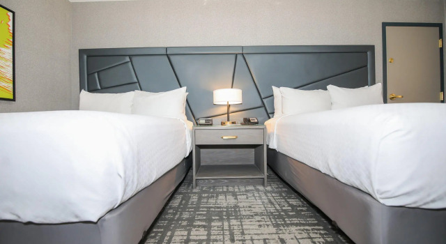 Четырёхместный номер Standard Crowne Plaza Providence-Warwick  by IHG