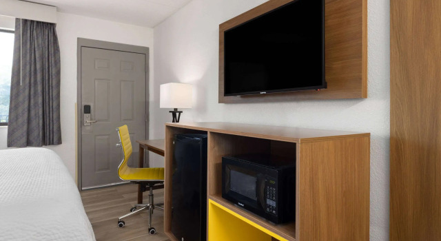 Days Inn & Suites by Wyndham Indianapolis Airport East, Varaa Mini-hotelli Minihotellit kohteessa Indianapolis, Mini-hotelli