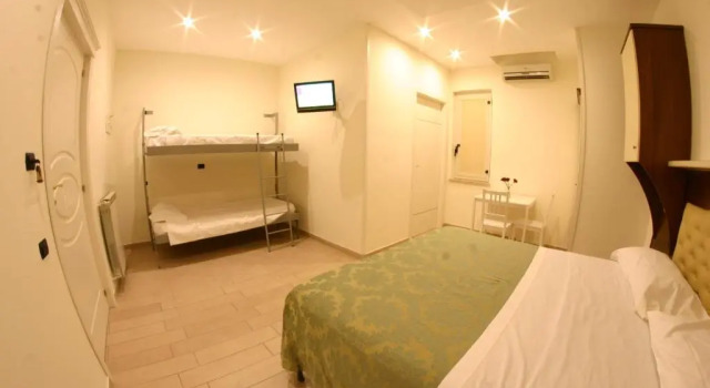 Четырёхместный номер Standard Hotel Chic