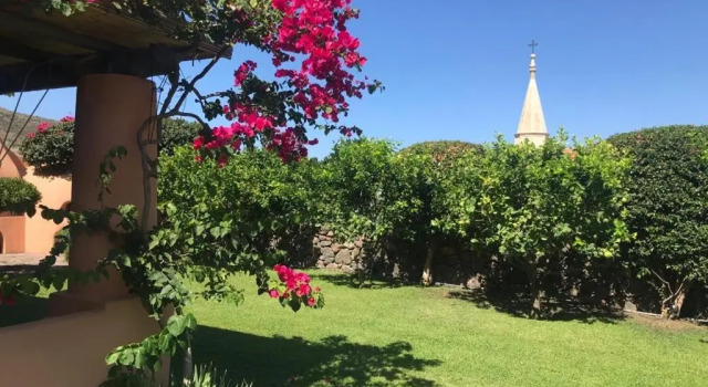 Вилла Villa Egea, elegante villa Eoliana dell'800 immersa in un curato giardino