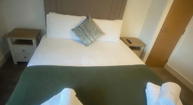 Central Paisley Apartment- Airport/glasgow Access, Забронировать Апартаменты/квартира Отели Пейсли с парковкой, рядом с Thomas Coats Memorial Baptist Church, Парковка