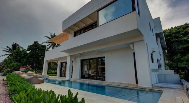 Wonderful 6 Bedroom villa 5 steps to the Best Beach in Playacar, Rezervasyon Villa Playacar Quintana Roo