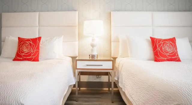 Четырёхместный номер Standard Pasadena Rose & Crown Hotel