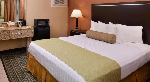 Кровать в общем номере Best Western Courtesy Hotel - Anaheim Resort Amusement Park
