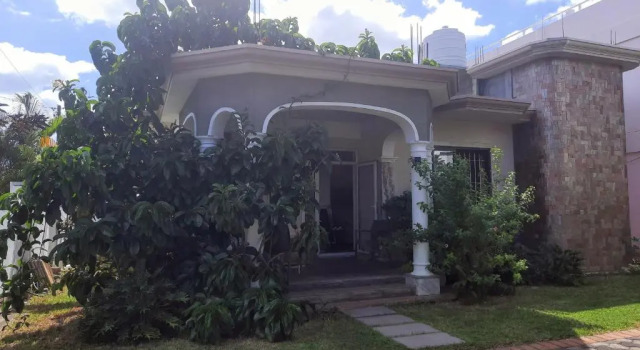 Вилла Deluxe Cardamon Villa is a 2 bedroom with 1 bathroom and seperate toilet detached house with AC and swimming pool , 5 minutes walk from Flic en Flac public beach