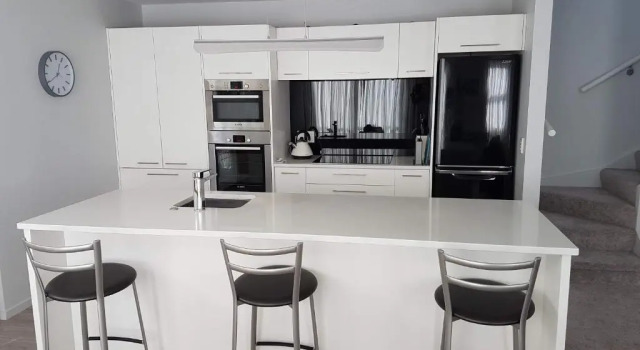 Delightful Petone Townhouse, Rezerwuj Hotel Hotele w Auckland Region z parkingiem, Parking
