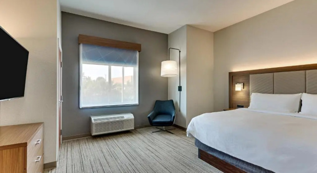 Семейный люкс Holiday Inn Express Hotel and Suites Weatherford by IHG