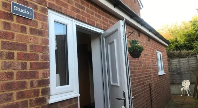 Studio-1-Staines/Heathrow/London-own entrance, Забронировать Отель Отели Большого Лондона с парковкой, Парковка