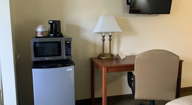 Четырёхместный номер Standard Quality Inn & Suites Prestonsburg next to Mountain Arts Center