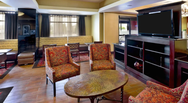 Hampton Inn Ft Wayne, Забронировать Отель Отели Форт-Уэйн с парковкой, рядом с Parkview Women's &amp; Children's Hospital, Парковка
