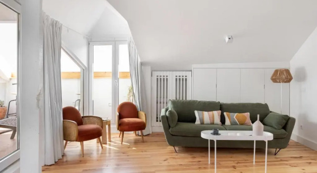 Spacious 6Bedroom House w/ Sunny Terrace in Lisbon, Забронировать Отель Мизерикорди Лиссабон, рядом с Памятник Жозе-Томасу ди Соуза-Мартенсу