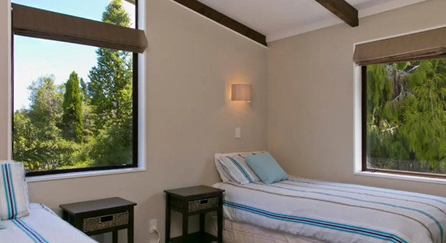 Acacia View at No 3 - Acacia Bay Holiday Home, Rezerwuj Hotel Hotele w Auckland Region z parkingiem, Parking